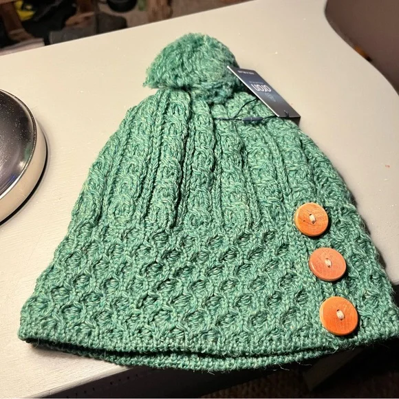 Aran Woollen Mills Green Cable-Knit Pom Beanie with Wooden Buttons NWT Women’s - Picture 9 of 11